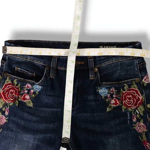 EUC BlankNYC Embroidered Floral Rose Skinny Denim Jeans Sz. 27x30 Dark Indigo - Picture 7 of 9